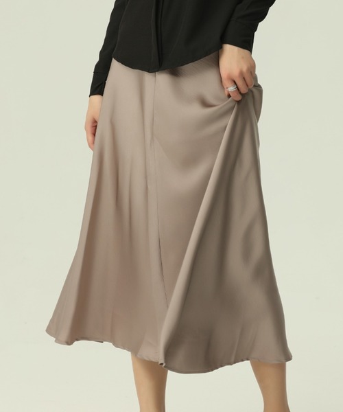 LAFFMO(ラフモ)の「サテンライクフレアスカート(スカート・レディース・ブラック/ベージュ・M/L)」の14枚目の写真