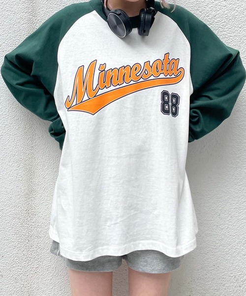 WEGO(ウィゴー)の「WEGO/スタジアムロゴプリントBIGロンT(Tシャツ/カットソー・メンズ・グリーン/パープル/ブラック系その他/オレンジ/ダークグリーン/ブラック・LARGE/MEDIUM)」の4枚目の写真