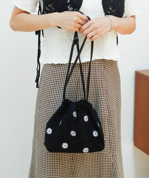 Birthday room（バースデイルーム）の「花刺繍巾着バッグ（ハンドバッグ・レディース・ブラック/グリーン/チェック・FREE）」の2枚目の写真