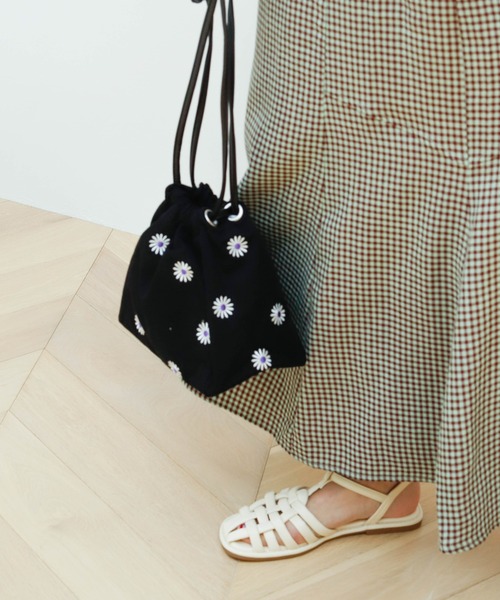 Birthday room（バースデイルーム）の「花刺繍巾着バッグ（ハンドバッグ・レディース・ブラック/グリーン/チェック・FREE）」の10枚目の写真