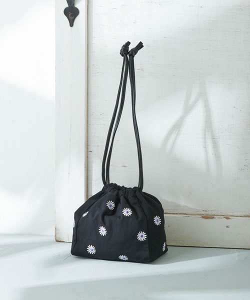 Birthday room（バースデイルーム）の「花刺繍巾着バッグ（ハンドバッグ・レディース・ブラック/グリーン/チェック・FREE）」の4枚目の写真