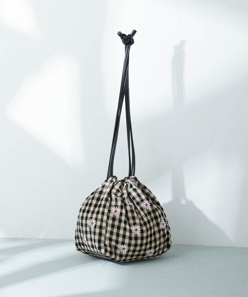 Birthday room（バースデイルーム）の「花刺繍巾着バッグ（ハンドバッグ・レディース・ブラック/グリーン/チェック・FREE）」の6枚目の写真