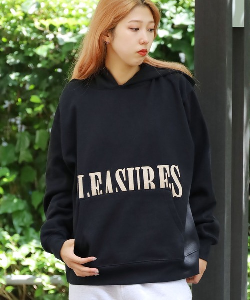 PLEASURES（プレジャー）の「PLEASURES/プレジャーズ LATEX HOODIE フーディー ブランドロゴ（パーカー・メンズ・ブラック/マスタード/グリーン・M/XL/L）」の16枚目の写真