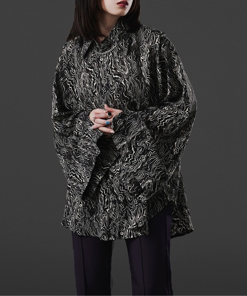 Ellno Loset(エルノロゼット)の「フレアスリーブスリットシャツ(シャツ/ブラウス・メンズ・ブラック/オフホワイト/ブルー・MEDIUM/LARGE)」の2枚目の写真
