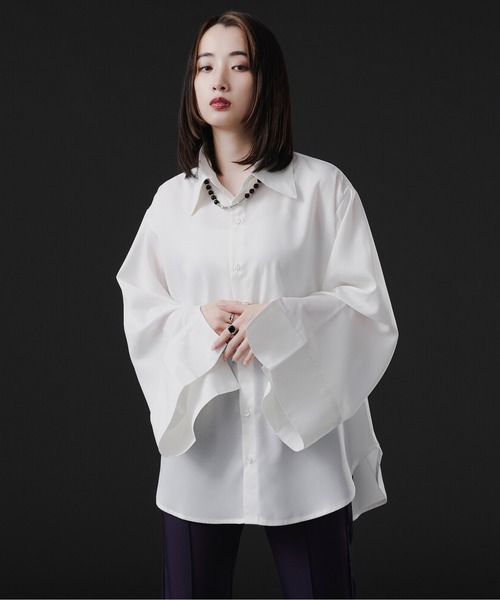 Ellno Loset（エルノロゼット）の「フレアスリーブスリットシャツ