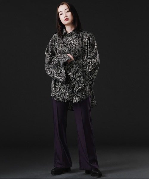 Ellno Loset(エルノロゼット)の「フレアスリーブスリットシャツ(シャツ/ブラウス・メンズ・ブラック/オフホワイト/ブルー・MEDIUM/LARGE)」の8枚目の写真