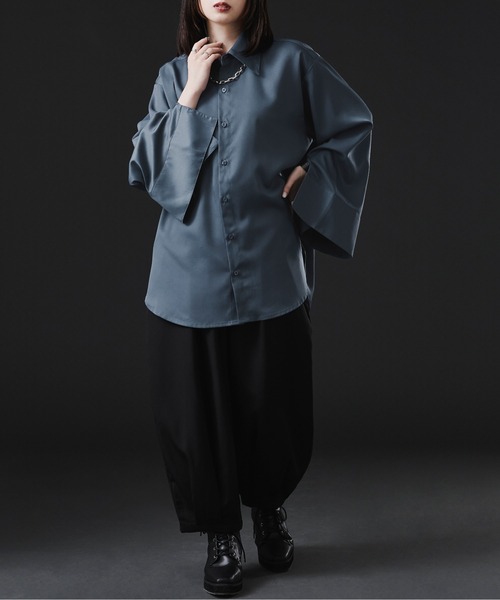 Ellno Loset(エルノロゼット)の「フレアスリーブスリットシャツ(シャツ/ブラウス・メンズ・ブラック/オフホワイト/ブルー・MEDIUM/LARGE)」の6枚目の写真