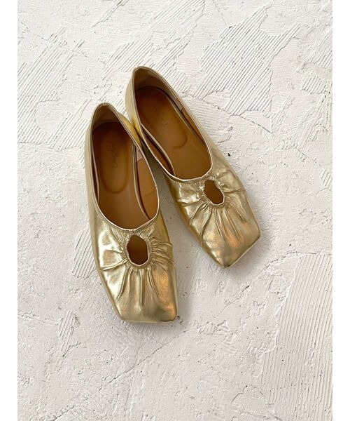 Ungrid（アングリッド）の「デザインスクエアトゥギャザーフラットシューズ（パンプス・レディース・ブラック/ゴールド・S/M/L）」の2枚目の写真