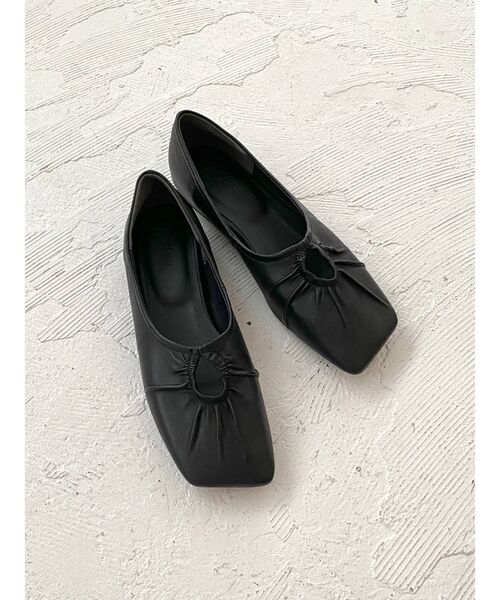 Ungrid（アングリッド）の「デザインスクエアトゥギャザーフラットシューズ（パンプス・レディース・ブラック/ゴールド・S/M/L）」の4枚目の写真