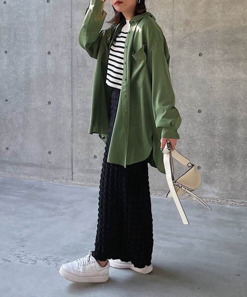 PAGEBOY(ページボーイ)の「トロミBIGポケットシャツ(シャツ/ブラウス・レディース・オフホワイト/ブルー/ブラック/カーキ/グレイッシュベージュ・FREE)」の16枚目の写真