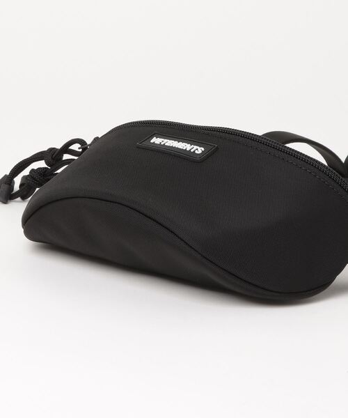 VETEMENTS（ヴェトモン）の「VETEMENTS / ヴェトモン：ALL BLACK LOGO FANNY PACK：UA53BA160B[RIP]（ショルダーバッグ・メンズ・ブラック・FREE）」の2枚目の写真