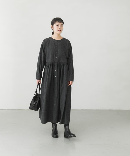 かぐれ　ウエストギャザーワンピース　チャコール かぐれ（カグレ）の「ウエストギャザーワンピース（ワンピース）」 - WEAR