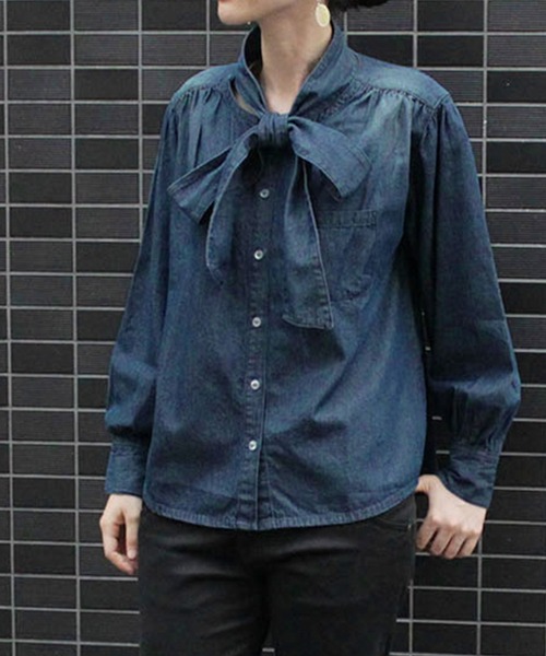 atONE(アットワン)の「atONE デニムボウタイ3WAYシャツ 長袖(シャツ/ブラウス・レディース・ネイビー/ワンウォッシュ・LL/3L/L/4L/M)」の2枚目の写真