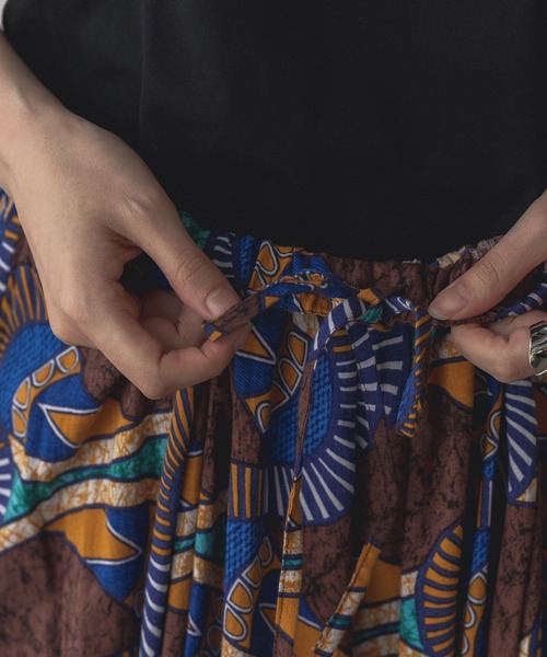 lil nina(リルニーナ)の「レーヨン アフリカン柄 ギャザーフレアスカート(スカート・レディース・ブラウン/グリーン/ピンク・FREE)」の7枚目の写真