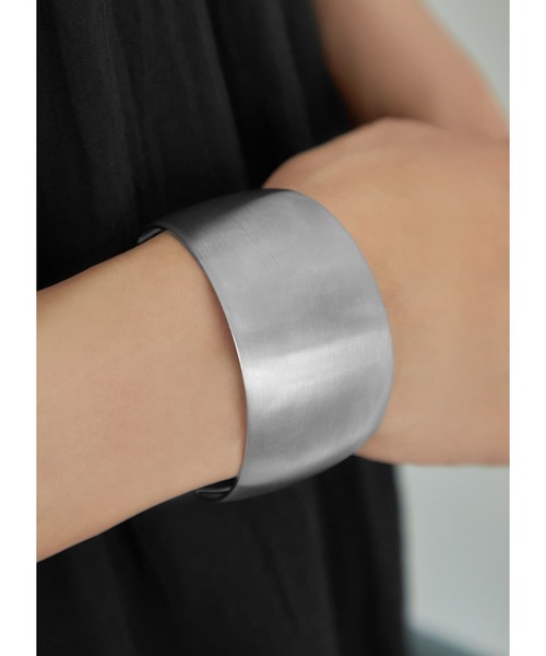 STYLE DELI（スタイルデリ）の「ボリュームメタルバングル（バングル/リストバンド・レディース・シルバー/ゴールド・FREE）」の4枚目の写真