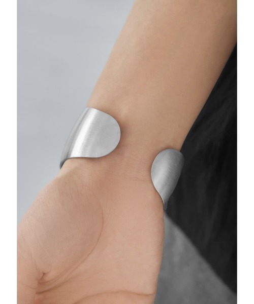 STYLE DELI（スタイルデリ）の「ボリュームメタルバングル（バングル/リストバンド・レディース・シルバー/ゴールド・FREE）」の5枚目の写真