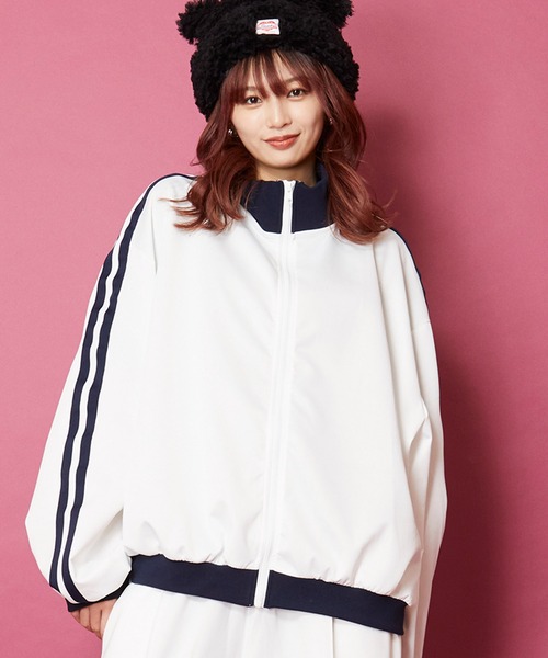 unrelaxing（アンリラクシング）の「オーバーサイズトラックジャケット(セットアップ可)（ブルゾン・メンズ・ブラック系1/ネイビー系2/ブラック×ブラック/ネイビー系1/パープル系2/グリーン系2/ホワイト系2/スミクロ/ブラック系3/ブラウン系2/ブラウン系1/ブラック系2/ブラック×パープル/グリーン系1/ホワイト系1/ブラック系4/ベージュ系2/ホワイト×パープル/ブルー系2/ダークブラック/ブラック系その他/ブラック系その他3/ブラック×ブルー/ブラック×ピンク/ブラウン系3/ダークグリーン系6/P/ブラック系5/ブラック系6/ブラック系9/チャコールグレー×ブラック/ダークオリーブ/ブルー系6/その他26/N/ホワイト×エメラルドグリーン/グレー系その他2/その他35/パイソン/D/ライトホワイト/ライトブラック/ブラック系その他6/ダークグリーン系/ライトグリーン系1/ブルー系5/チェリーレッド/A・FREE）」の5枚目の写真