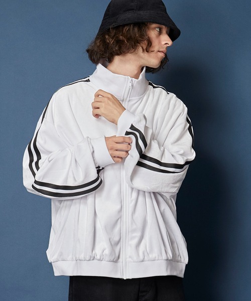 unrelaxing（アンリラクシング）の「オーバーサイズトラックジャケット(セットアップ可)（ブルゾン・メンズ・ブラック系1/ネイビー系2/ブラック×ブラック/ネイビー系1/パープル系2/グリーン系2/ホワイト系2/スミクロ/ブラック系3/ブラウン系2/ブラウン系1/ブラック系2/ブラック×パープル/グリーン系1/ホワイト系1/ブラック系4/ベージュ系2/ホワイト×パープル/ブルー系2/ダークブラック/ブラック系その他/ブラック系その他3/ブラック×ブルー/ブラック×ピンク/ブラウン系3/ダークグリーン系6/P/ブラック系5/ブラック系6/ブラック系9/チャコールグレー×ブラック/ダークオリーブ/ブルー系6/その他26/N/ホワイト×エメラルドグリーン/グレー系その他2/その他35/パイソン/D/ライトホワイト/ライトブラック/ブラック系その他6/ダークグリーン系/ライトグリーン系1/ブルー系5/チェリーレッド/A・FREE）」の6枚目の写真