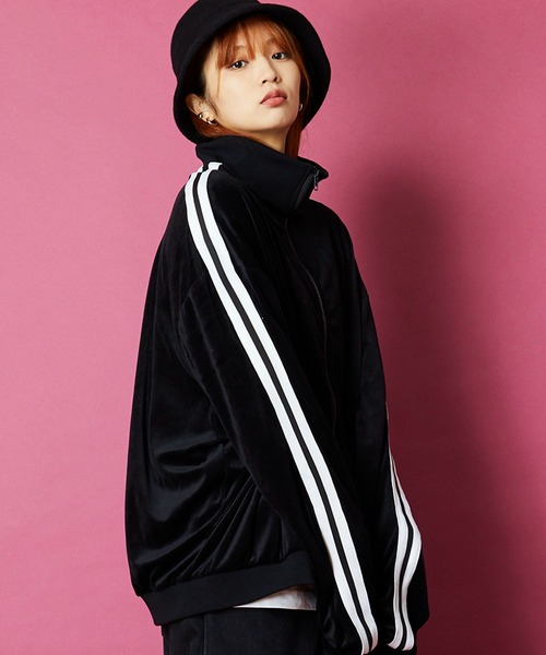 unrelaxing（アンリラクシング）の「オーバーサイズトラックジャケット(セットアップ可)（ブルゾン・メンズ・ブラック系1/ネイビー系2/ブラック×ブラック/ネイビー系1/パープル系2/グリーン系2/ホワイト系2/スミクロ/ブラック系3/ブラウン系2/ブラウン系1/ブラック系2/ブラック×パープル/グリーン系1/ホワイト系1/ブラック系4/ベージュ系2/ホワイト×パープル/ブルー系2/ダークブラック/ブラック系その他/ブラック系その他3/ブラック×ブルー/ブラック×ピンク/ブラウン系3/ダークグリーン系6/P/ブラック系5/ブラック系6/ブラック系9/チャコールグレー×ブラック/ダークオリーブ/ブルー系6/その他26/N/ホワイト×エメラルドグリーン/グレー系その他2/その他35/パイソン/D/ライトホワイト/ライトブラック/ブラック系その他6/ダークグリーン系/ライトグリーン系1/ブルー系5/チェリーレッド/A・FREE）」の17枚目の写真