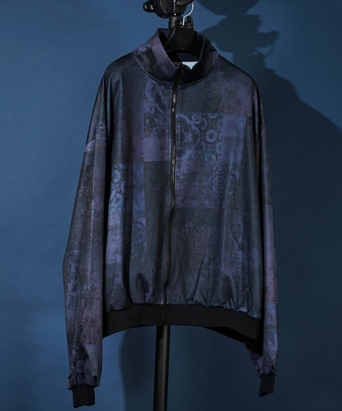 unrelaxing（アンリラクシング）の「オーバーサイズトラックジャケット(セットアップ可)（ブルゾン・メンズ・ブラック系1/ネイビー系2/ブラック×ブラック/ネイビー系1/パープル系2/グリーン系2/ホワイト系2/スミクロ/ブラック系3/ブラウン系2/ブラウン系1/ブラック系2/ブラック×パープル/グリーン系1/ホワイト系1/ブラック系4/ベージュ系2/ホワイト×パープル/ブルー系2/ダークブラック/ブラック系その他/ブラック系その他3/ブラック×ブルー/ブラック×ピンク/ブラウン系3/ダークグリーン系6/P/ブラック系5/ブラック系6/ブラック系9/チャコールグレー×ブラック/ダークオリーブ/ブルー系6/その他26/N/ホワイト×エメラルドグリーン/グレー系その他2/その他35/パイソン/D/ライトホワイト/ライトブラック/ブラック系その他6/ダークグリーン系/ライトグリーン系1/ブルー系5/チェリーレッド/A・FREE）」の8枚目の写真