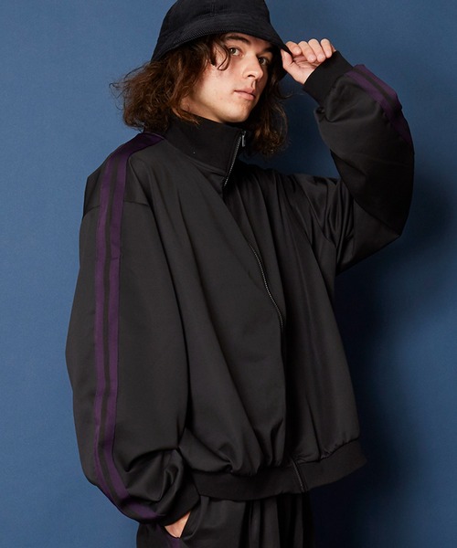 unrelaxing（アンリラクシング）の「オーバーサイズトラックジャケット(セットアップ可)（ブルゾン・メンズ・ブラック系1/ネイビー系2/ブラック×ブラック/ネイビー系1/パープル系2/グリーン系2/ホワイト系2/スミクロ/ブラック系3/ブラウン系2/ブラウン系1/ブラック系2/ブラック×パープル/グリーン系1/ホワイト系1/ブラック系4/ベージュ系2/ホワイト×パープル/ブルー系2/ダークブラック/ブラック系その他/ブラック系その他3/ブラック×ブルー/ブラック×ピンク/ブラウン系3/ダークグリーン系6/P/ブラック系5/ブラック系6/ブラック系9/チャコールグレー×ブラック/ダークオリーブ/ブルー系6/その他26/N/ホワイト×エメラルドグリーン/グレー系その他2/その他35/パイソン/D/ライトホワイト/ライトブラック/ブラック系その他6/ダークグリーン系/ライトグリーン系1/ブルー系5/チェリーレッド/A・FREE）」の9枚目の写真