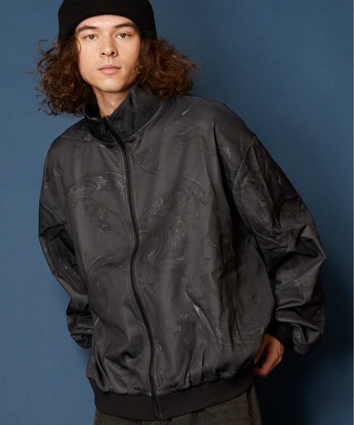 unrelaxing（アンリラクシング）の「オーバーサイズトラックジャケット(セットアップ可)（ブルゾン・メンズ・ブラック系1/ネイビー系2/ブラック×ブラック/ネイビー系1/パープル系2/グリーン系2/ホワイト系2/スミクロ/ブラック系3/ブラウン系2/ブラウン系1/ブラック系2/ブラック×パープル/グリーン系1/ホワイト系1/ブラック系4/ベージュ系2/ホワイト×パープル/ブルー系2/ダークブラック/ブラック系その他/ブラック系その他3/ブラック×ブルー/ブラック×ピンク/ブラウン系3/ダークグリーン系6/P/ブラック系5/ブラック系6/ブラック系9/チャコールグレー×ブラック/ダークオリーブ/ブルー系6/その他26/N/ホワイト×エメラルドグリーン/グレー系その他2/その他35/パイソン/D/ライトホワイト/ライトブラック/ブラック系その他6/ダークグリーン系/ライトグリーン系1/ブルー系5/チェリーレッド/A・FREE）」の10枚目の写真