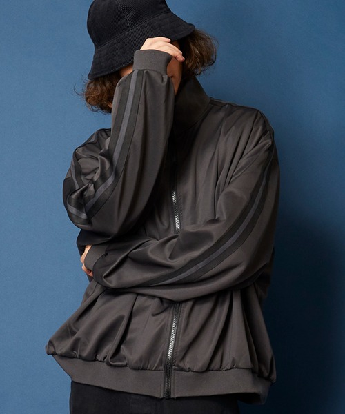 unrelaxing（アンリラクシング）の「オーバーサイズトラックジャケット(セットアップ可)（ブルゾン・メンズ・ブラック系1/ネイビー系2/ブラック×ブラック/ネイビー系1/パープル系2/グリーン系2/ホワイト系2/スミクロ/ブラック系3/ブラウン系2/ブラウン系1/ブラック系2/ブラック×パープル/グリーン系1/ホワイト系1/ブラック系4/ベージュ系2/ホワイト×パープル/ブルー系2/ダークブラック/ブラック系その他/ブラック系その他3/ブラック×ブルー/ブラック×ピンク/ブラウン系3/ダークグリーン系6/P/ブラック系5/ブラック系6/ブラック系9/チャコールグレー×ブラック/ダークオリーブ/ブルー系6/その他26/N/ホワイト×エメラルドグリーン/グレー系その他2/その他35/パイソン/D/ライトホワイト/ライトブラック/ブラック系その他6/ダークグリーン系/ライトグリーン系1/ブルー系5/チェリーレッド/A・FREE）」の13枚目の写真