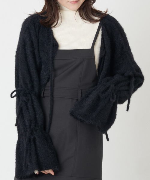 A de a.v.v(アードアー・ヴェ・ヴェ)の「フェザーフレアキャンディスリーブカーディガン(カーディガン/ボレロ・レディース・ブラック/アイボリー・36/38)」の2枚目の写真