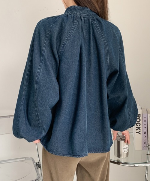 Diosfront（ディオスフロント）の「リボン付きボリュウームスリーブデニムブラウス（シャツ/ブラウス・レディース・インディゴブルー・M/L）」の2枚目の写真