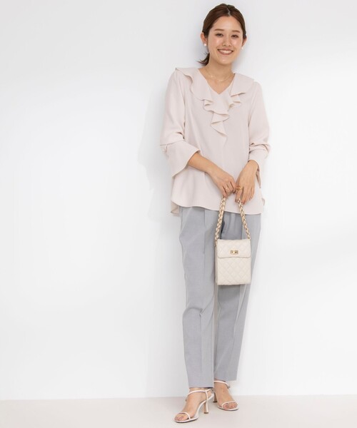NOLLEY’S Sophi(ノーリーズソフィ)の「バックサテンラッフルブラウス(シャツ/ブラウス・レディース・ベビーピンク/オフホワイト/グレイッシュベージュ・38)」の10枚目の写真