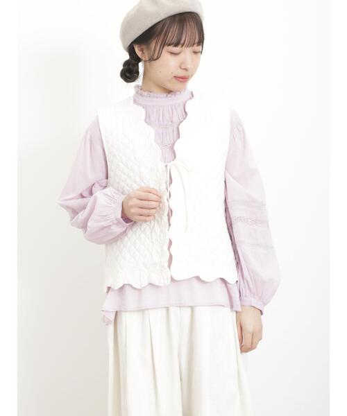 Samansa Mos2（サマンサ モスモス）の「【India crafts】花刺繍キルトベスト（ベスト・レディース・カーキ/チャコールグレー/キナリ/ラベンダー・F）」の2枚目の写真