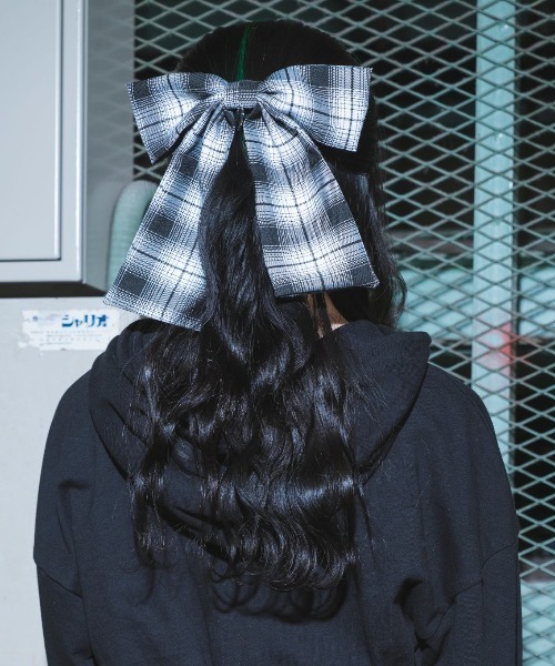 Hauls(ハウルズ)の「ばかデカおリボンバレッタ(バレッタ/ヘアクリップ・レディース・ブラック/サックスブルー/ブラック×ホワイト・FREE)」の4枚目の写真