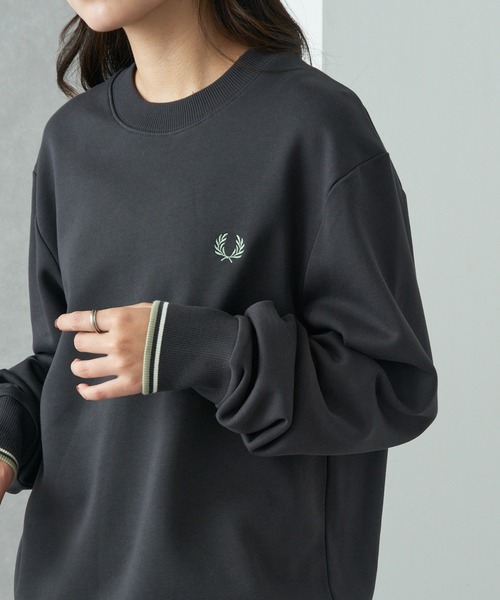 FRED PERRY（フレッドペリー）の「【FRED PERRY】Crew Neck SweatShirt フレッドペリー クルーネックスウェット M7535（スウェット・レディース・ブラック/アイボリー/グリーン/ブラック系その他2/ネイビー/ネイビー系2/グレー/オートミール/ダークグリーン/パープル/ネイビー系3/ベージュ/グリーン系その他2/ブラック系その他3/グレイッシュブルー/ネイビー系4/カーキ/バーガンディー/アイボリー系2/レッド系/ブラウン/ベージュ系2/オフホワイト/チャコールグレー・L/XL/M/S/XS）」の6枚目の写真