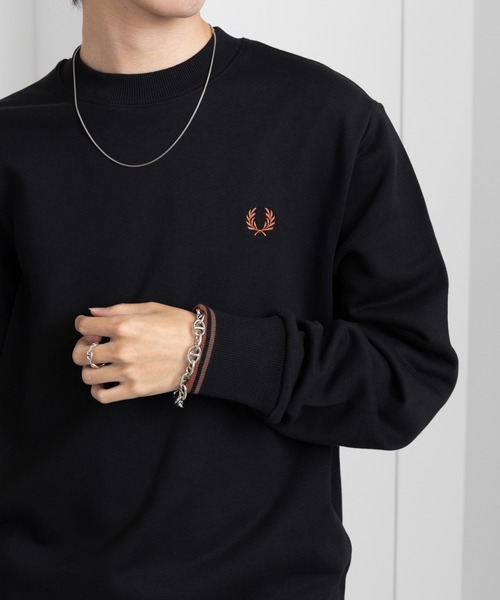 FRED PERRY（フレッドペリー）の「【FRED PERRY】Crew Neck SweatShirt フレッドペリー クルーネックスウェット M7535（スウェット・レディース・ブラック/アイボリー/グリーン/ブラック系その他2/ネイビー/ネイビー系2/グレー/オートミール/ダークグリーン/パープル/ネイビー系3/ベージュ/グリーン系その他2/ブラック系その他3/グレイッシュブルー/ネイビー系4/カーキ/バーガンディー/アイボリー系2/レッド系/ブラウン/ベージュ系2/オフホワイト/チャコールグレー・L/XL/M/S/XS）」の4枚目の写真