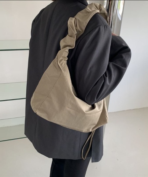 Per sist ence(パーシエンス)の「ショルダーシャーリングナイロンバッグ(ショルダーバッグ・レディース・ブラウン/アイボリー/ブラック/カーキ・FREE)」の4枚目の写真