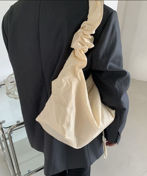 Per sist ence(パーシエンス)の「ショルダーシャーリングナイロンバッグ(ショルダーバッグ・レディース・ブラウン/アイボリー/ブラック/カーキ・FREE)」の12枚目の写真