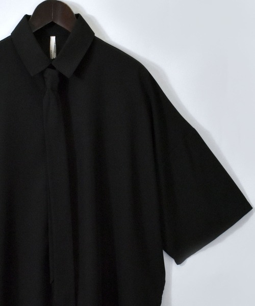 HALHAM（ハルハム）の「PEストレッチネクタイビッグシャツ/レギュラーカラー半袖シャツ（シャツ/ブラウス・メンズ・ダークグレー/ホワイト/ブラック・M/L/XL）」の3枚目の写真