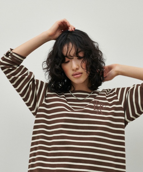 LARUTA(ラルータ)の「【LARUTA】厚盛りちびロゴ刺繍ロンT(Tシャツ/カットソー・レディース・アイボリー/ブラック/グリーン/ブラウン/オフホワイト・FREE)」の1枚目の写真