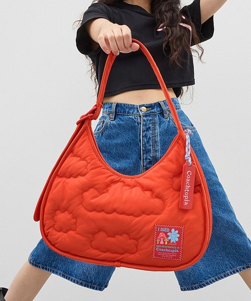 Coachtopia(コーチトピア)の「コーチトピア ループ エルゴ バッグ・リサイクル ポリエステル・クラウド キルティング(ショルダーバッグ・レディース・ホワイト系その他/オレンジ系その他/ブラック系その他/グリーン系その他/レッド系その他/ホワイト系その他3/ホワイト系その他2・ONE)」の7枚目の写真