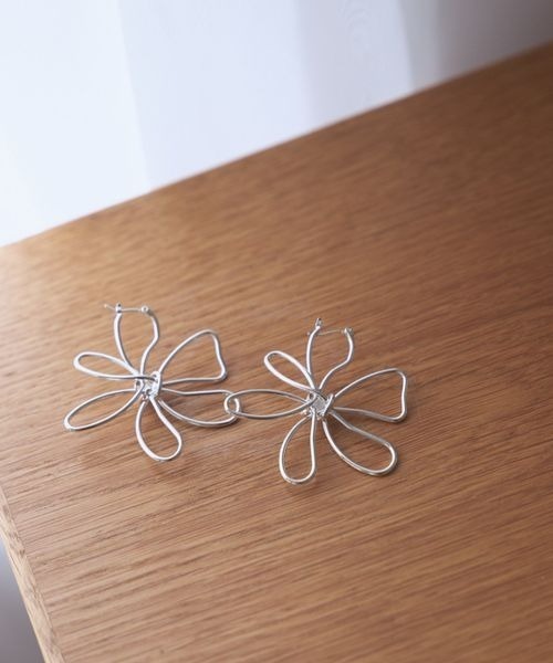 mysty woman(ミスティウーマン)の「フラワーワイヤーピアス 138297(ピアス(両耳用)・レディース・シルバー/ゴールド・FREE)」の1枚目の写真