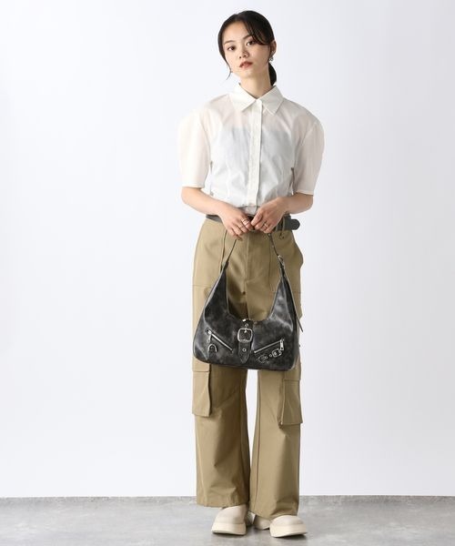 JEANASIS（ジーナシス）の「パワーショルダーレギュラーシャツSS/139759（シャツ/ブラウス・レディース・ブラック/オフホワイト・FREE）」の4枚目の写真