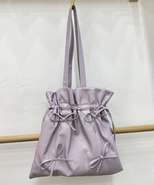AMELY(エミリー)の「リボン巾着ハンドバッグ(ハンドバッグ・レディース・アイボリー/ブラック/シルバー/レッド/ピンク/ブラウン/パープル・フリー)」の4枚目の写真
