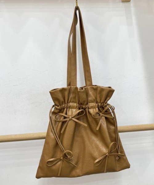 AMELY(エミリー)の「リボン巾着ハンドバッグ(ハンドバッグ・レディース・アイボリー/ブラック/シルバー/レッド/ピンク/ブラウン/パープル・フリー)」の3枚目の写真
