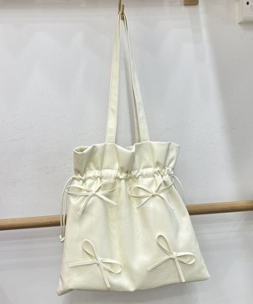 AMELY(エミリー)の「リボン巾着ハンドバッグ(ハンドバッグ・レディース・アイボリー/ブラック/シルバー/レッド/ピンク/ブラウン/パープル・フリー)」の2枚目の写真