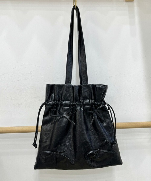 AMELY(エミリー)の「リボン巾着ハンドバッグ(ハンドバッグ・レディース・アイボリー/ブラック/シルバー/レッド/ピンク/ブラウン/パープル・フリー)」の1枚目の写真