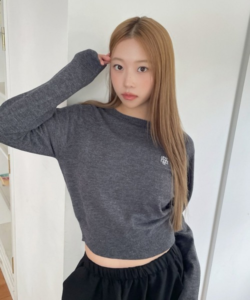 muahmuah(ムーアムーア)の「A'GEM/9 × .kom 『muah muah/ムーアムーア』 STITCH LOGO BASIC KNIT/ステッチロゴベーシックニット(ニット/セーター・レディース・アイボリー/ブラック/グレー/チャコールグレー/ネイビー/ベージュ・FREE)」の3枚目の写真