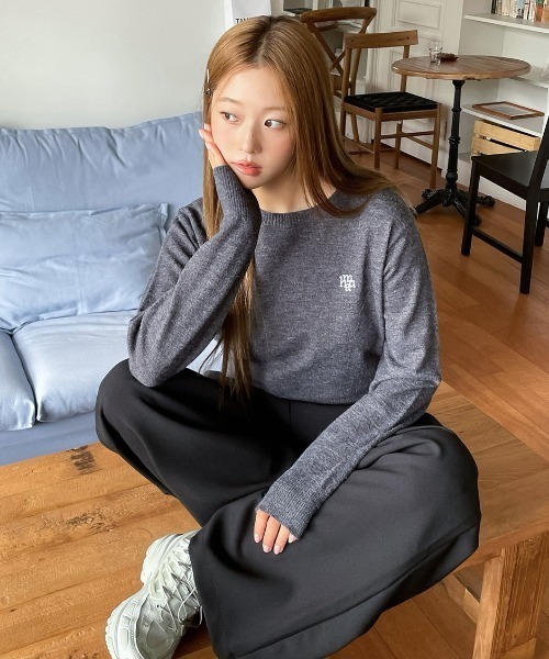 muahmuah(ムーアムーア)の「A'GEM/9 × .kom 『muah muah/ムーアムーア』 STITCH LOGO BASIC KNIT/ステッチロゴベーシックニット(ニット/セーター・レディース・アイボリー/ブラック/グレー/チャコールグレー/ネイビー/ベージュ・FREE)」の13枚目の写真