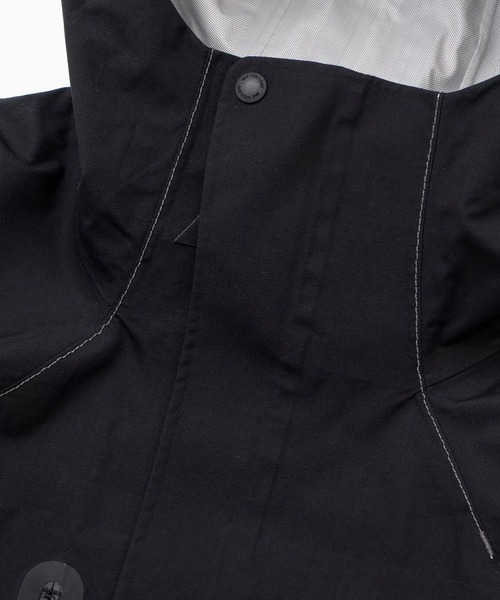 and wander(アンドワンダー)の「and wander/アンドワンダー 2.5L hiker rain jacket ナイロンジャケット(ナイロンジャケット・メンズ・ブラック・XL/L/M)」の15枚目の写真