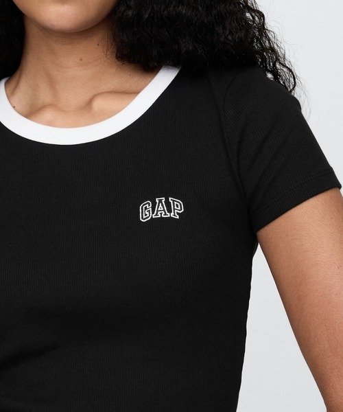 GAP（ギャップ）の「リブ クロップド Gapロゴtシャツ（Tシャツ/カットソー・レディース・ホワイト×ネイビー/イエロー/ブラック×ホワイト/ブルー・S/XL/XXS/XS/M/L）」の3枚目の写真