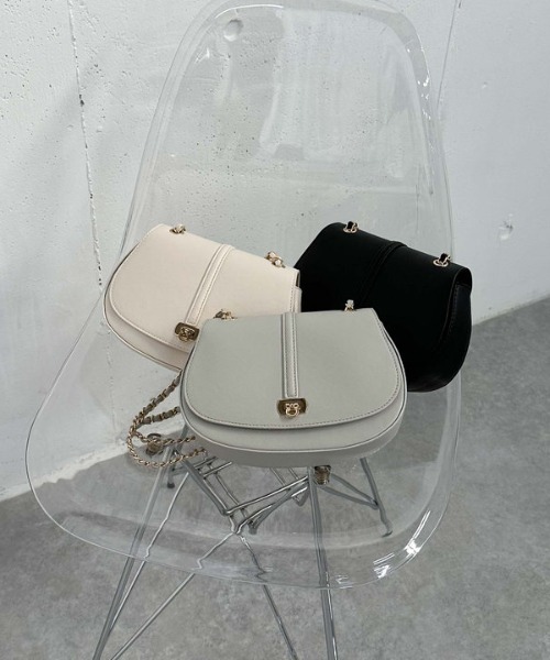 archives(アルシーヴ)の「ラウンドフラップショルダーバッグ(ショルダーバッグ・レディース・グレー/アイボリー/ブラック・FREE)」の3枚目の写真